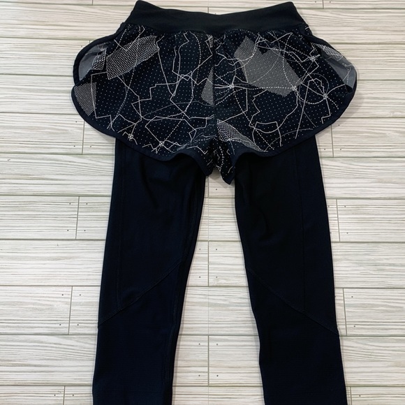 Under Armour running shorts with compression - Picture 4 of 9